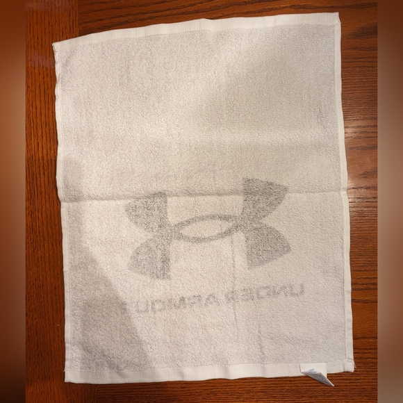 Under Armour Towel White NEW 19in x 15in Sideline Towel RARE - Picture 2 of 2